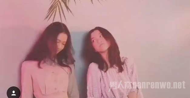 两人相视而笑