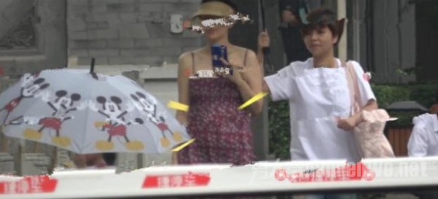 章子怡疑怀二胎 肚子凸起