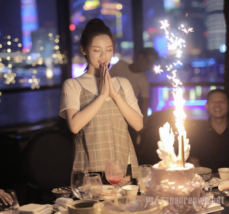 杨超越21岁生日