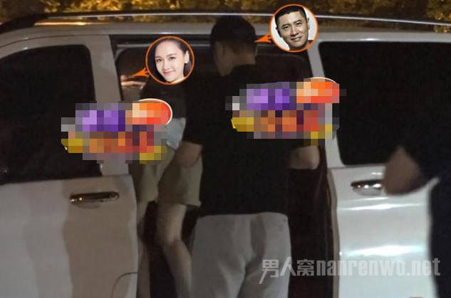 两人乘车离开