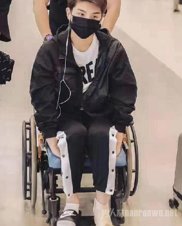 黄明昊坐轮椅现身