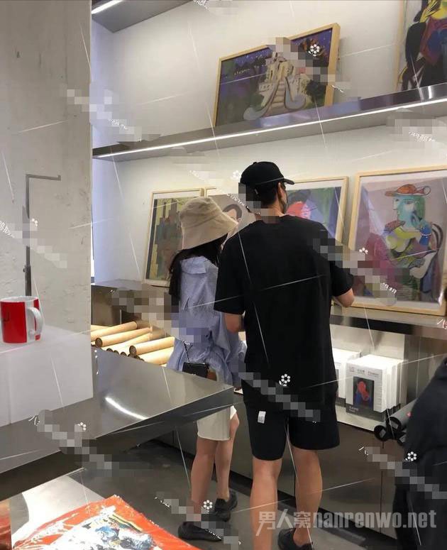 魏大勋与疑似杨幂女子看展