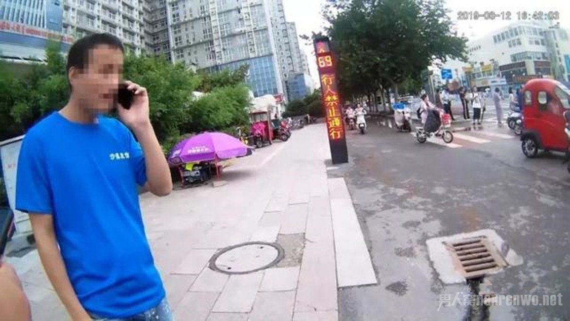 男子接电话不一会就挂掉