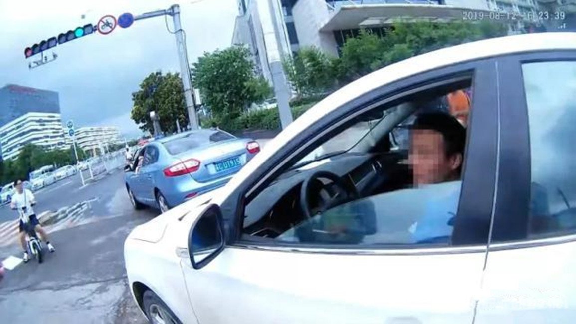 交警示意男子下车例行检查
