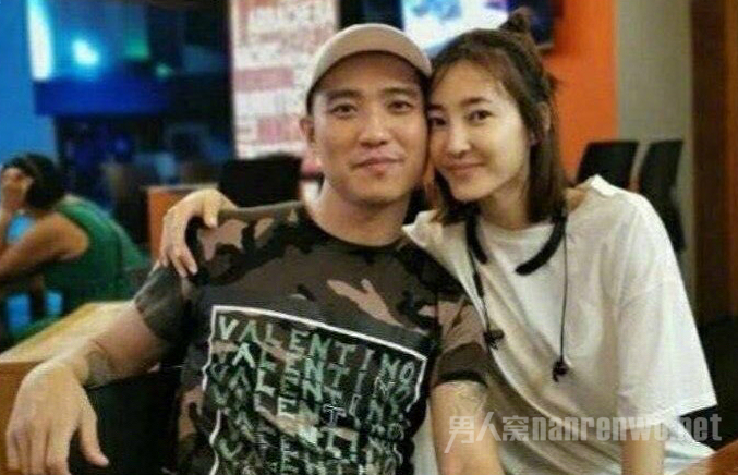 王丽坤男友人正面