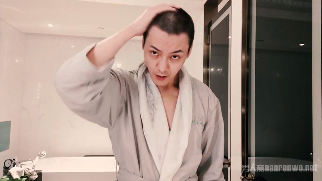 陈伟霆自己动手剪寸头
