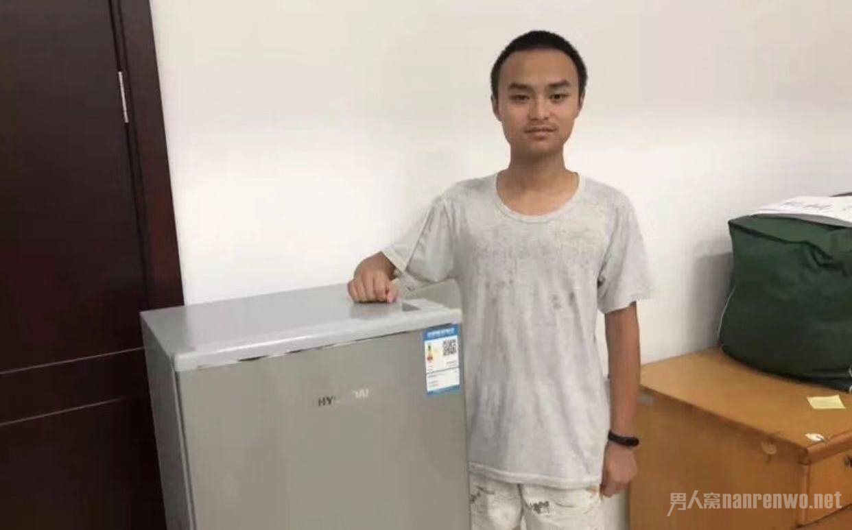 学校为学生买了个冰箱