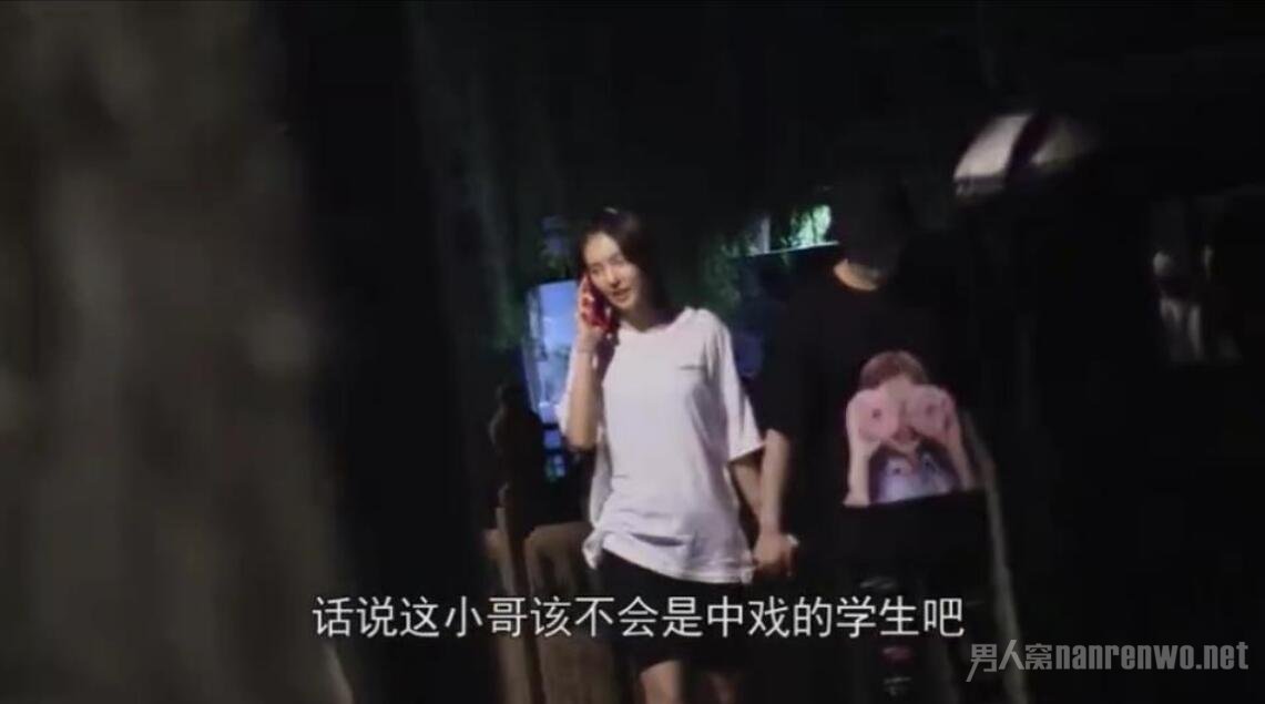 男子染着一头白发