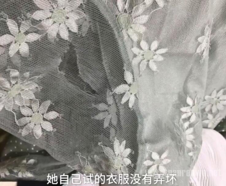 女子逛服装店淡定撕烂37件衣服