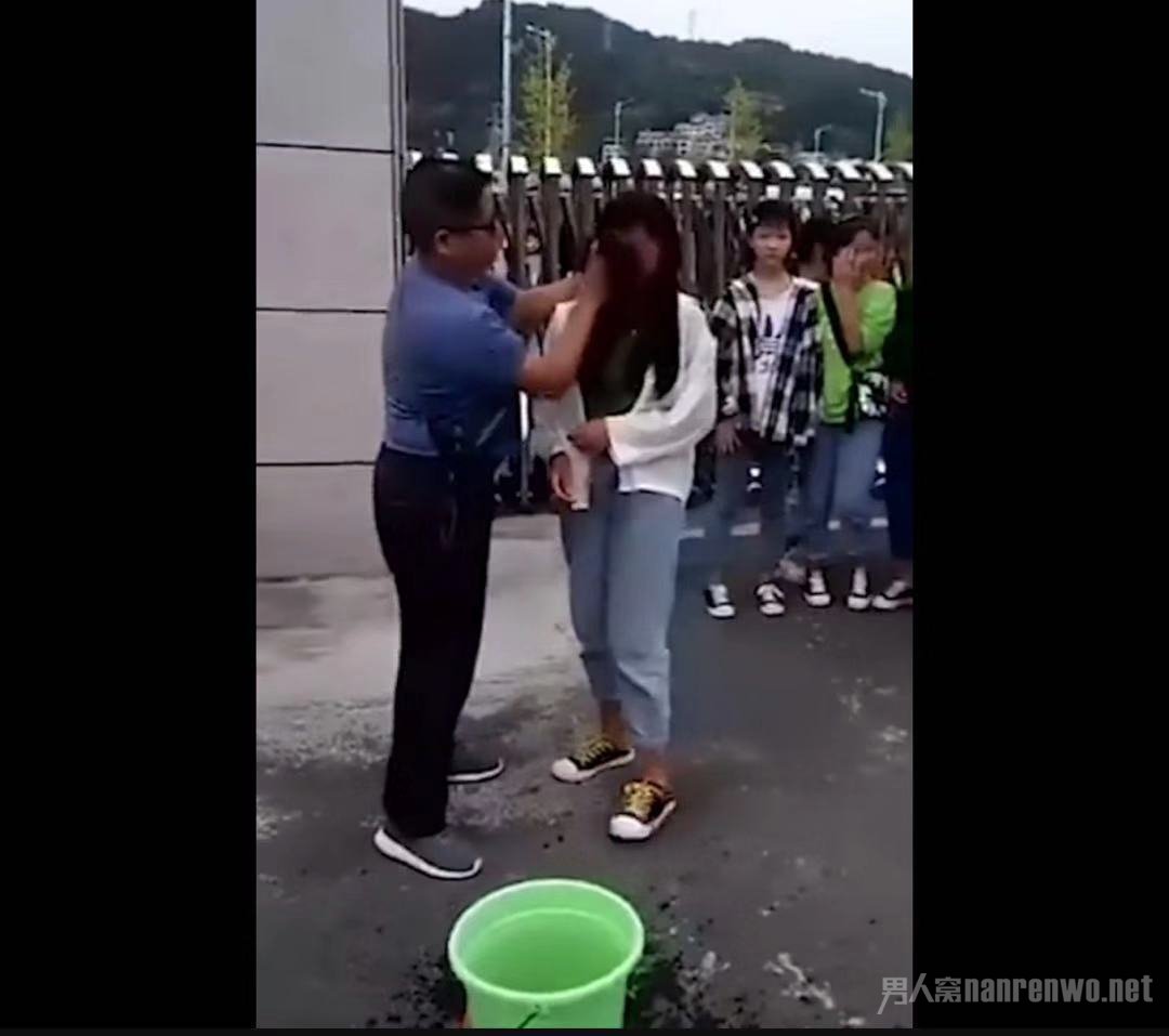 老师提水桶校门口给女生卸妆
