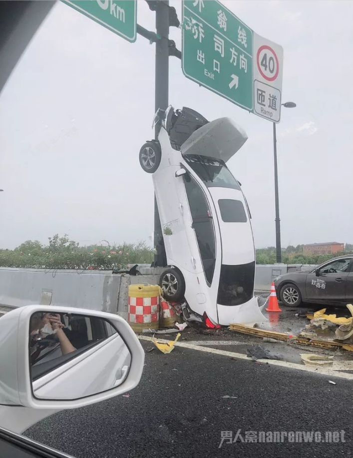 轿车撞上标志杆与地面垂直