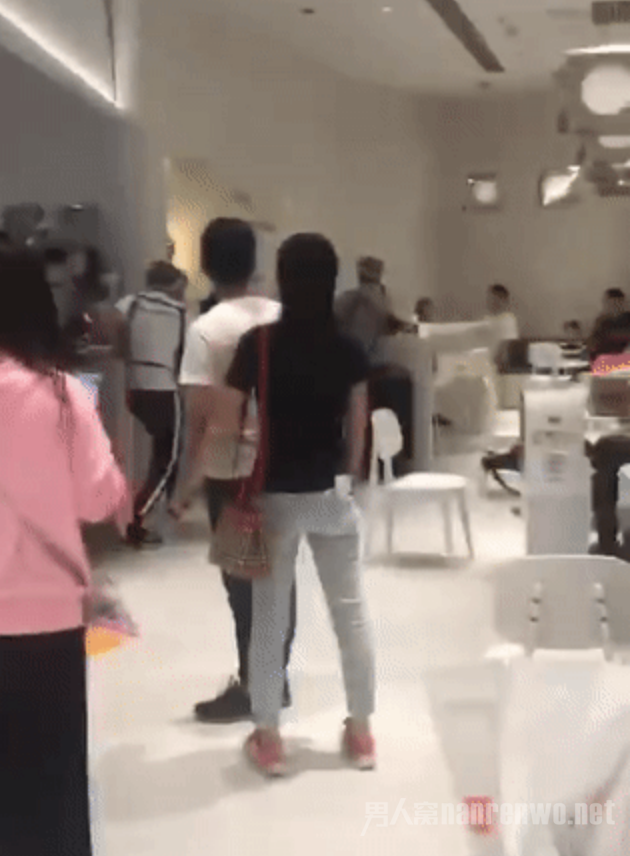 济南喜茶店员群殴外卖小哥
