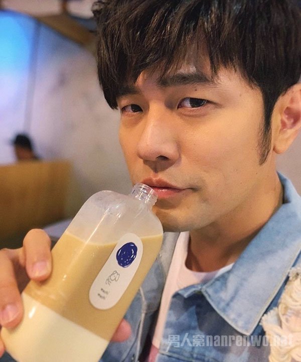 周杰伦喝奶茶