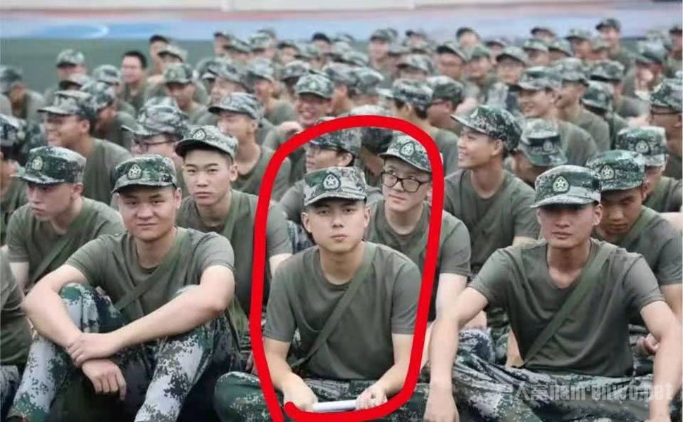 军训新生撞脸李现