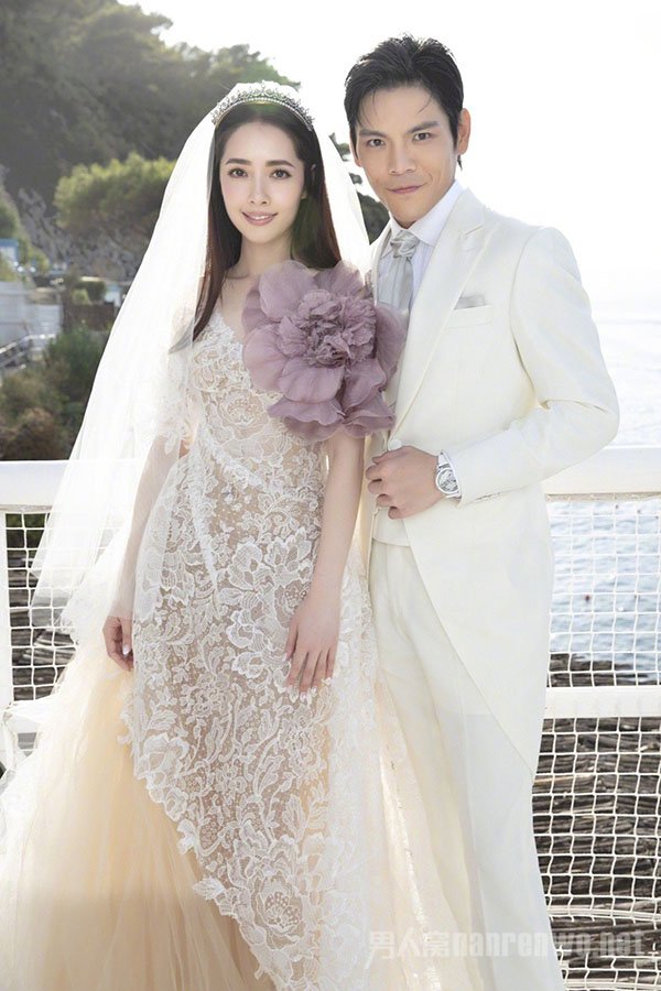 向佐郭碧婷婚纱照小腹微微隆起