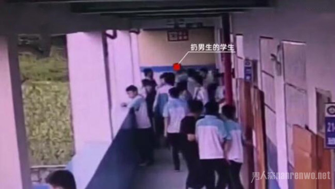 广西一中学学生将同学扔下四楼