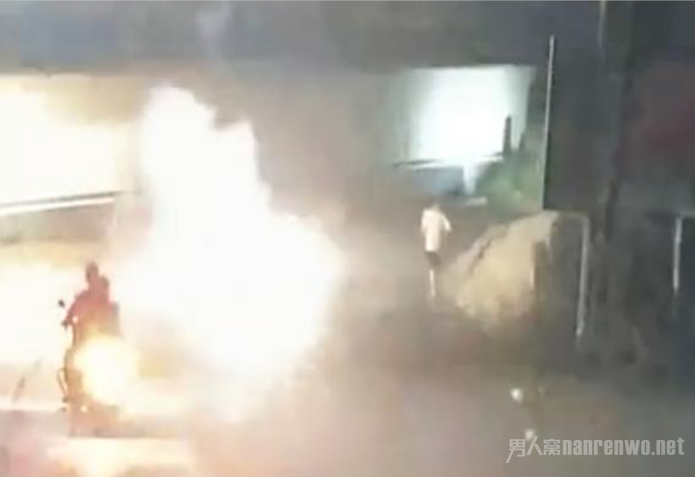 为庆祝出狱看守所门口放鞭炮