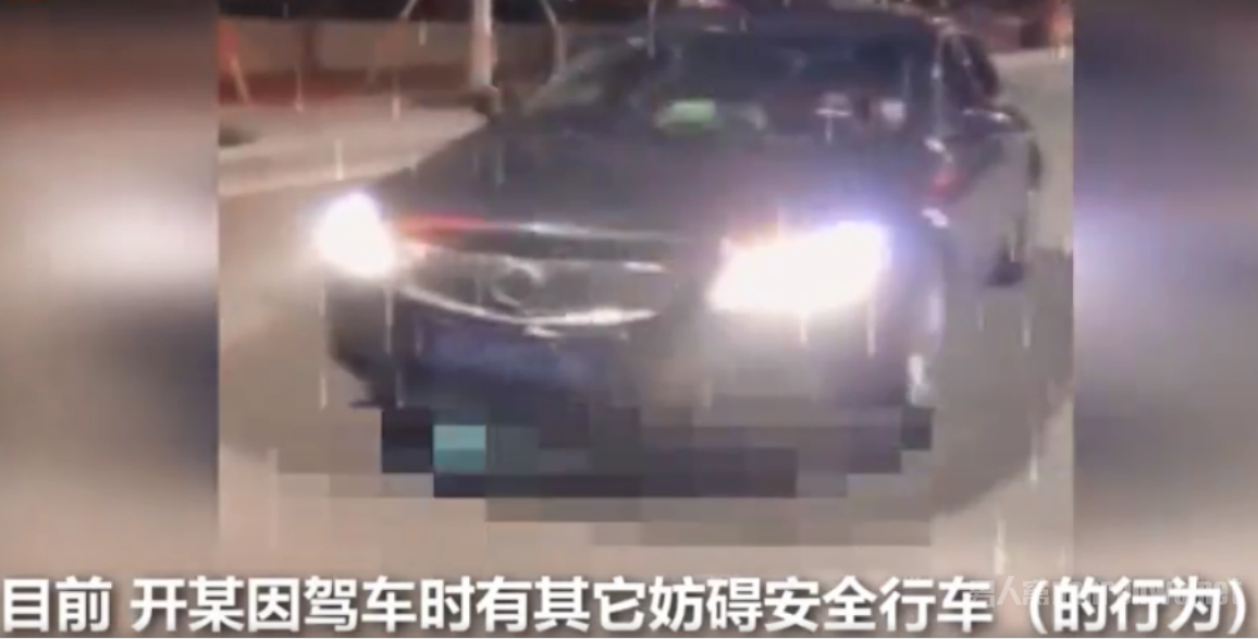 男子深夜坐引擎盖上演无人驾驶