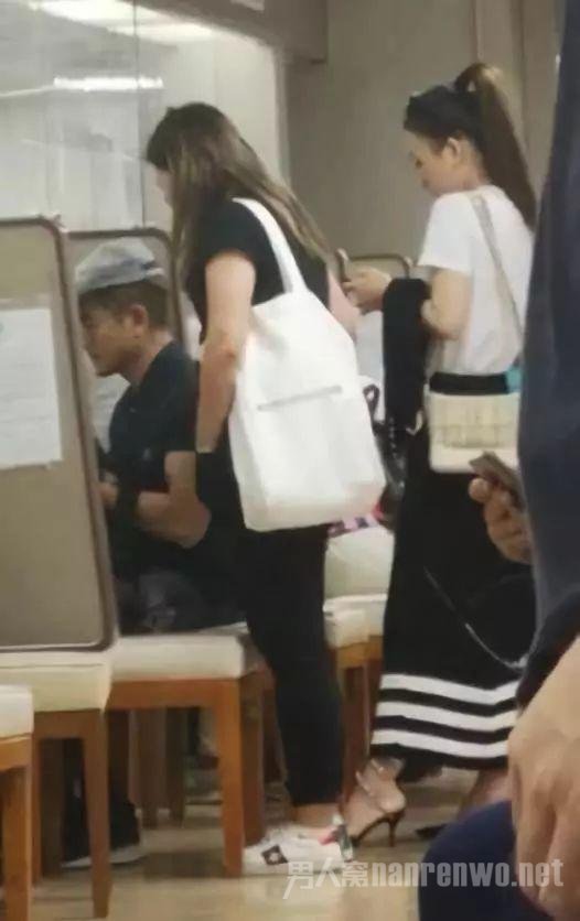 天王夫妇现身出生登记处