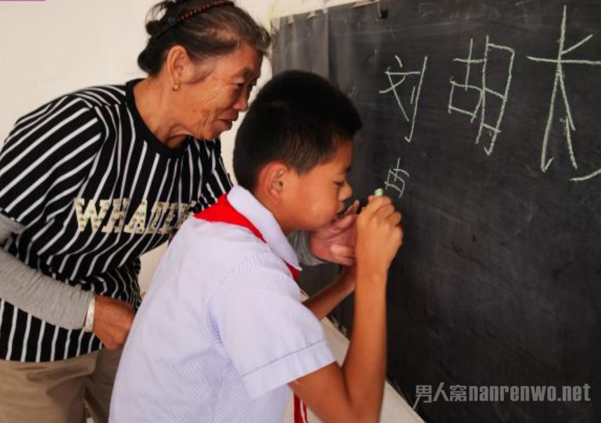 老人教室外偷课回家教孙子