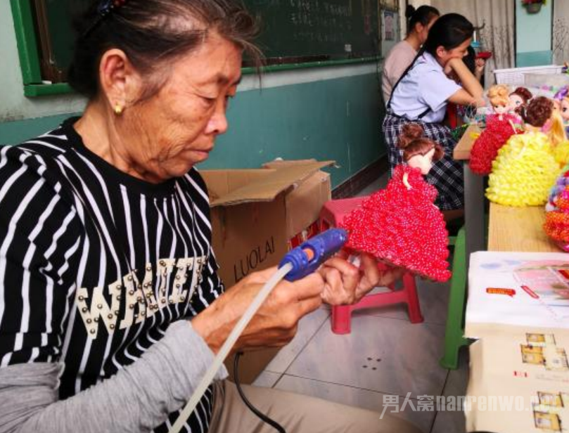 老人教室外偷课回家教孙子