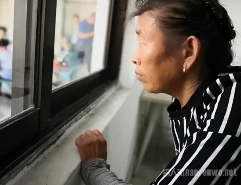 老人教室外偷课回家教孙子