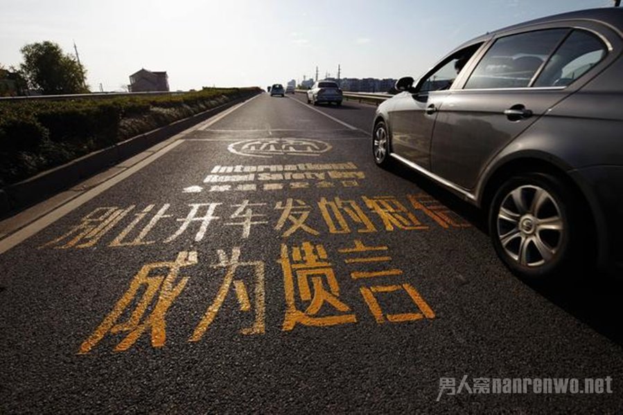 在有信号灯的地方一般都是路口，有人行横道，那这时候考的是素质