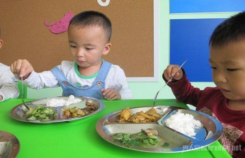 幼儿园吃饭慢要去厕所吃