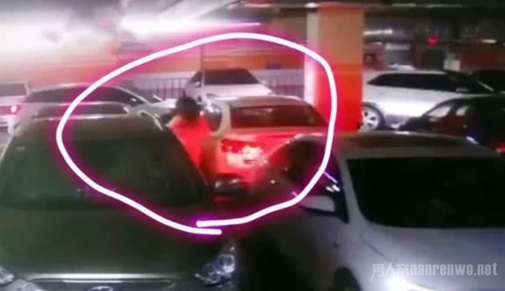 一女子上车时被戴口罩男子强行锁喉