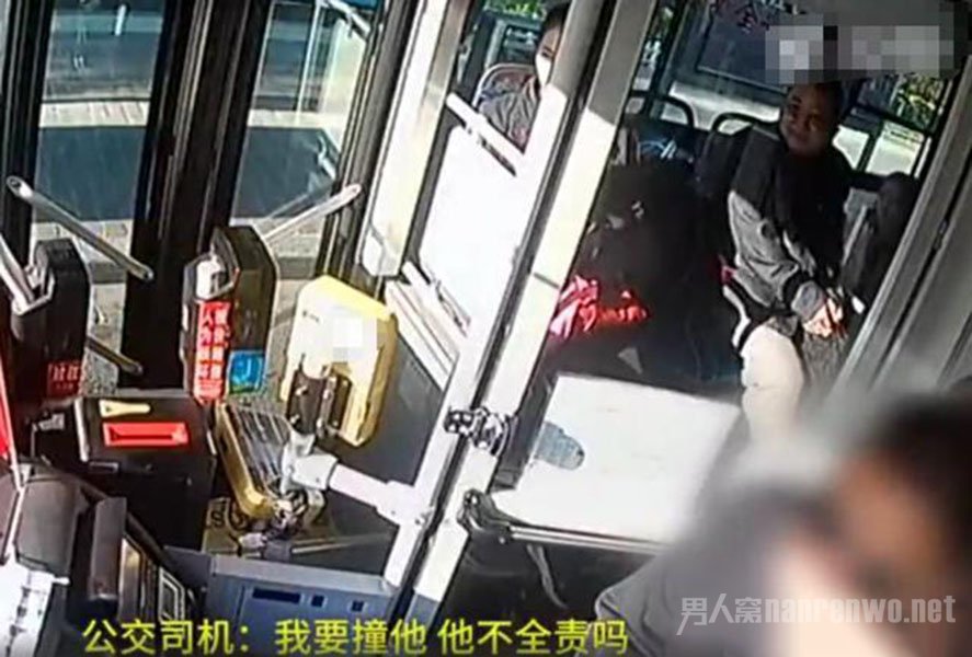乘客怂恿公交司机怼出租