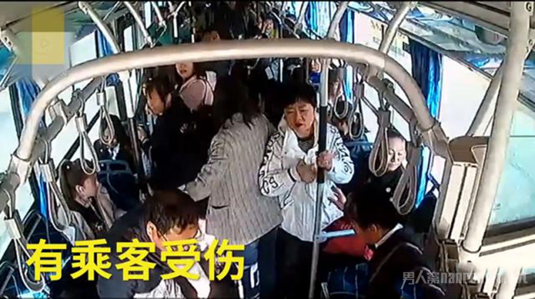 乘客怂恿公交司机怼出租