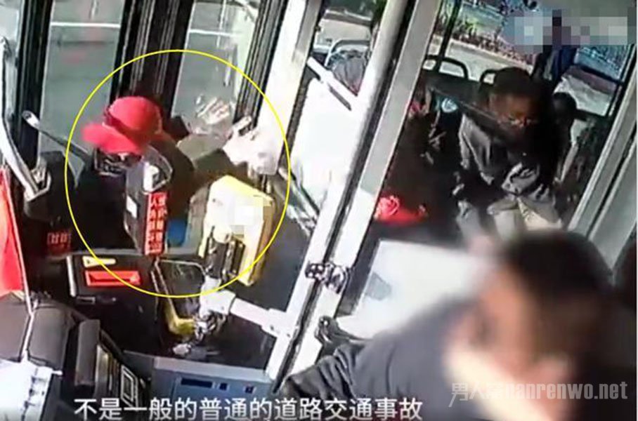 乘客怂恿公交司机怼出租