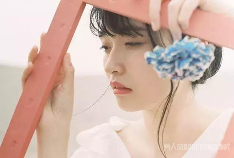 如何拍侧脸照才好看