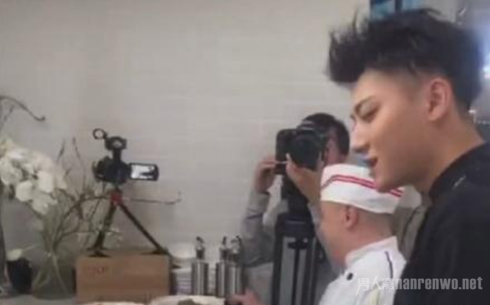 黄子韬在直播时做菜
