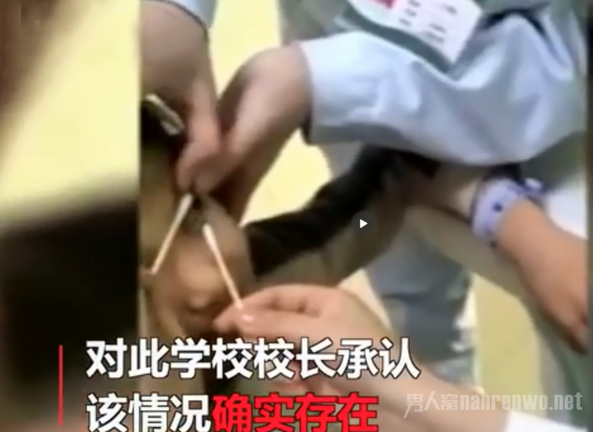掰着眼睛开始往眼睛里塞纸片