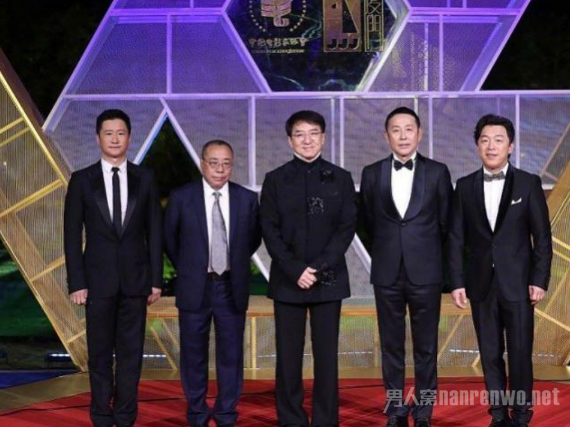 金鸡奖上的吴京怕不是个人形立牌