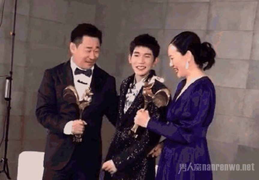 手握影帝影后奖杯的王源