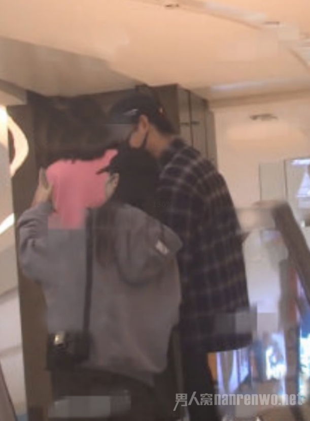蒋梦婕靠在尹正身上十分亲密
