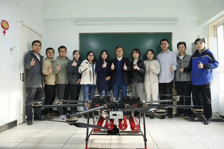高校研发灭火无人机