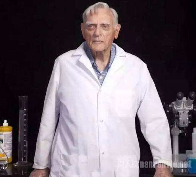 诺奖最年长得主坐轮椅领奖