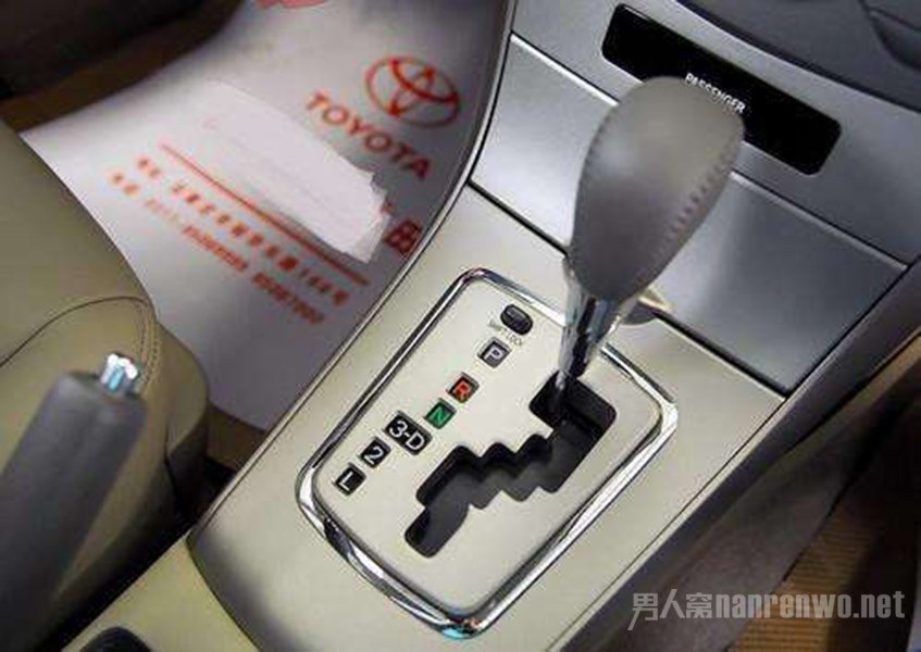 开自动挡的3个伤车坏习惯