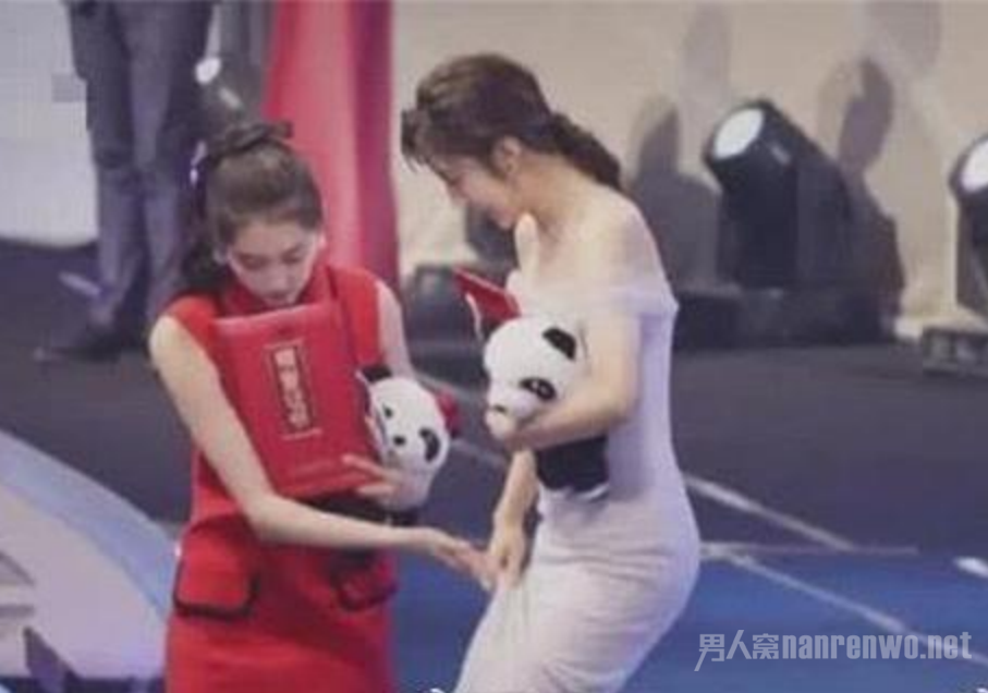 王晓晨感谢关晓彤提裙子