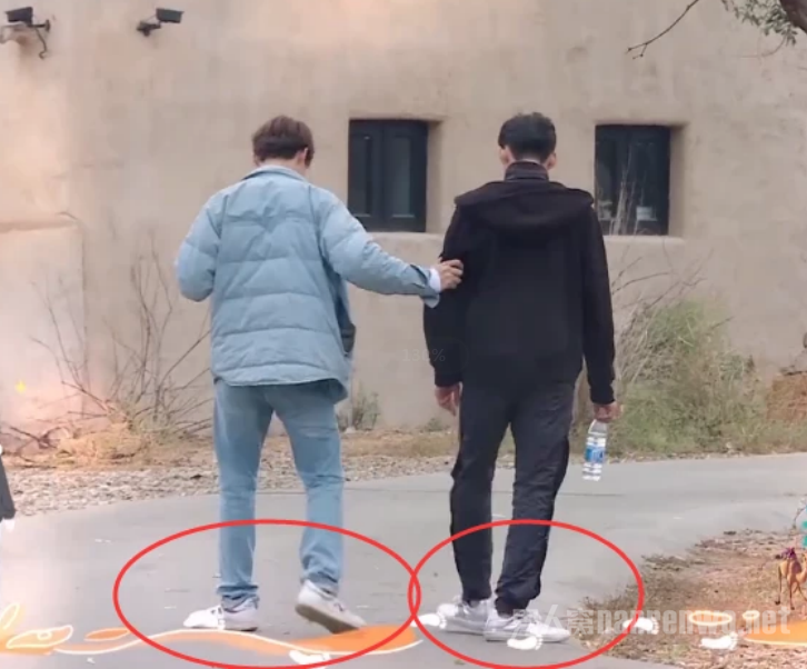 马天宇还模仿起张翰外八字走路