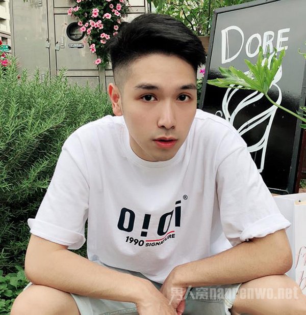 2两面铲露额发型