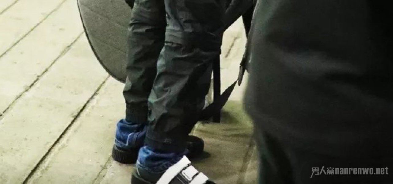 王俊凯裤子里面穿牛仔裤