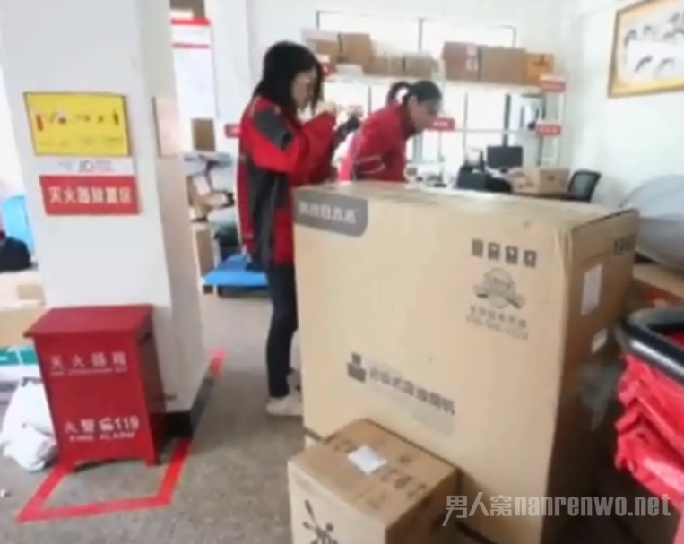 一个快递员平均每天要配送上百个包裹