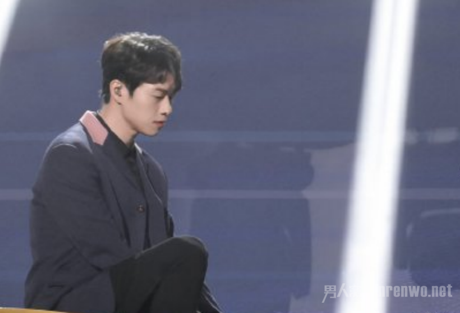 央视网络春晚上魏大勋唱这个年纪