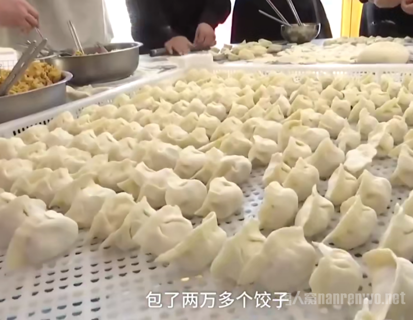 寿500多名志愿者为全县200位70岁以上的孤寡老人包20000饺子