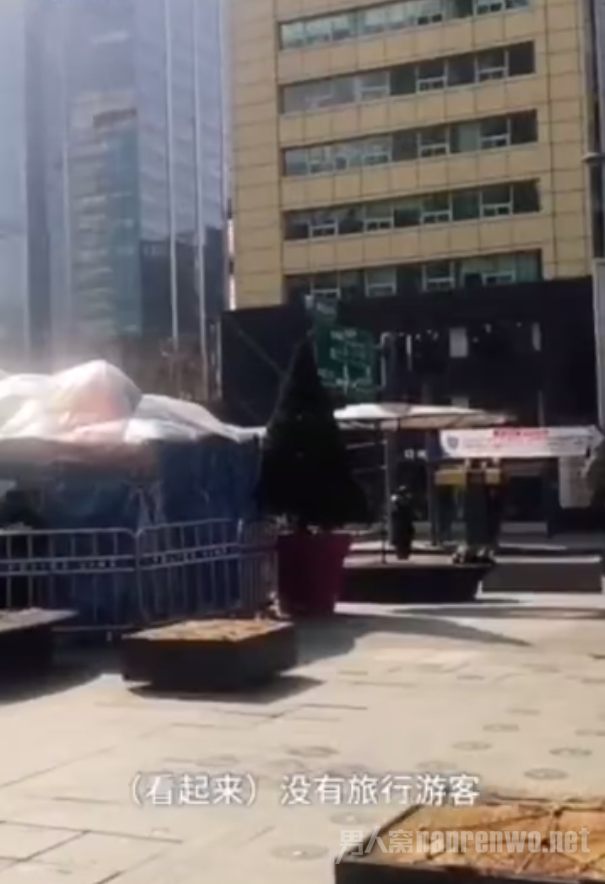 这名导游已经一个月多没有接到工作了
