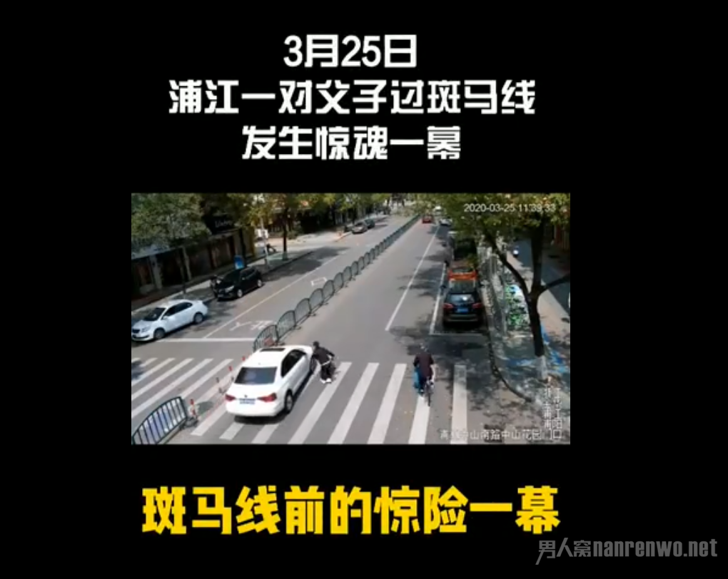 一位男子带着自己的儿子过马路